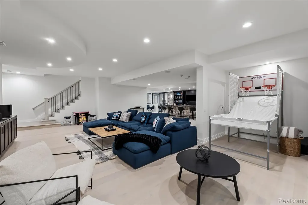 5200 Windingwood Drive Bloomfield Charter Township MI 48302