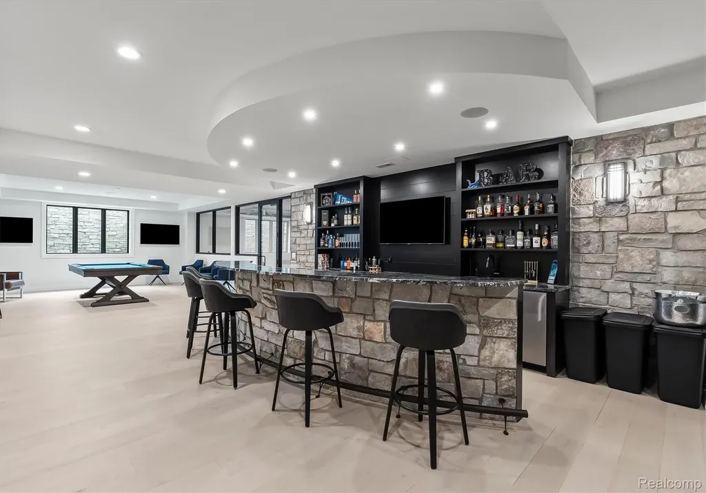 5200 Windingwood Drive Bloomfield Charter Township MI 48302