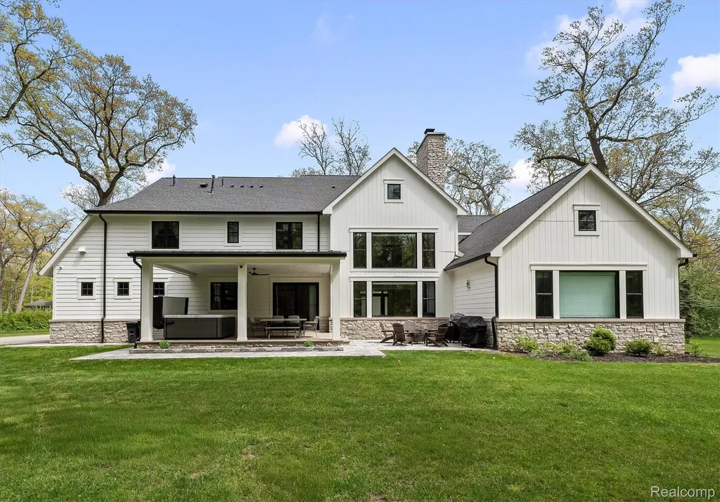 5200 Windingwood Drive Bloomfield Charter Township MI 48302