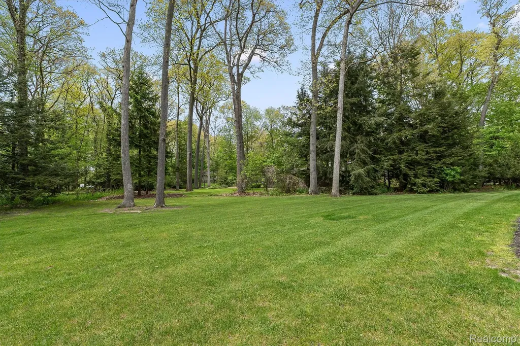 5200 Windingwood Drive Bloomfield Charter Township MI 48302