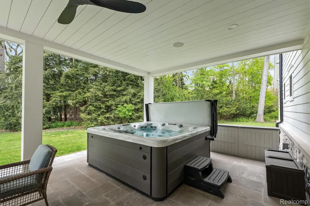 5200 Windingwood Drive Bloomfield Charter Township MI 48302