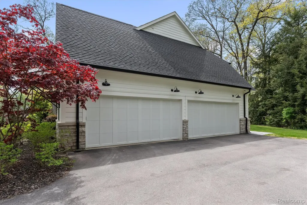 5200 Windingwood Drive Bloomfield Charter Township MI 48302
