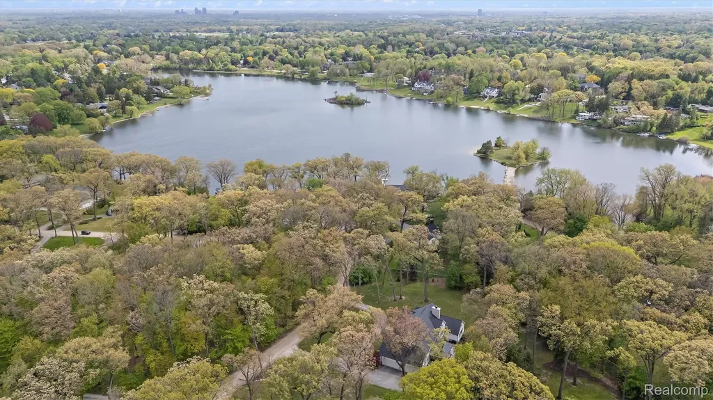5200 Windingwood Drive Bloomfield Charter Township MI 48302