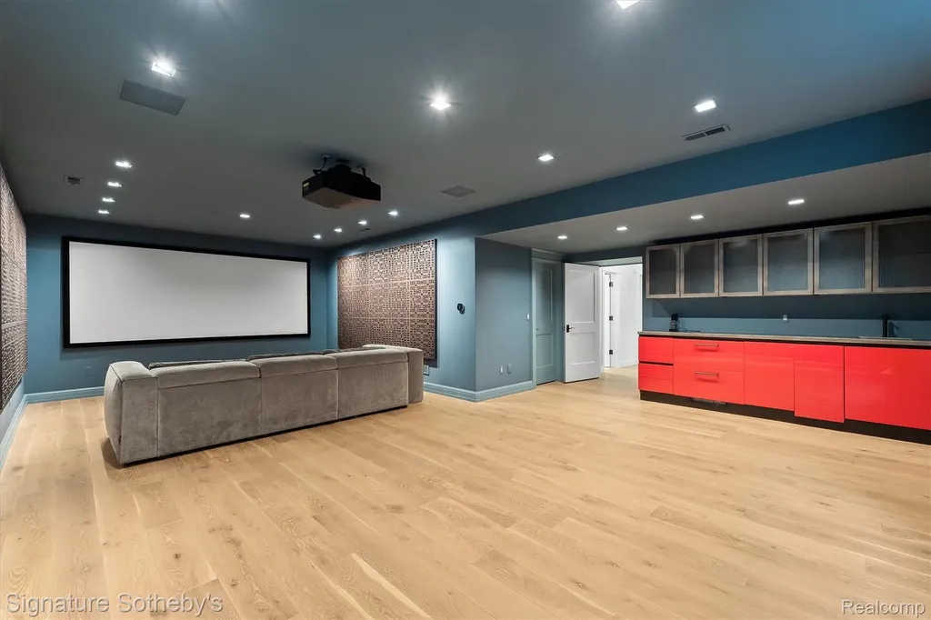 492 Vinewood Avenue Birmingham City MI 48009