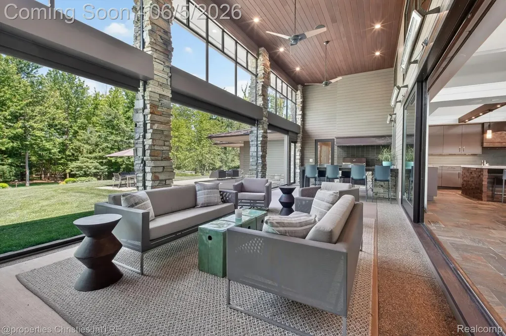 22635 Evergreen Court Novi City MI 48374
