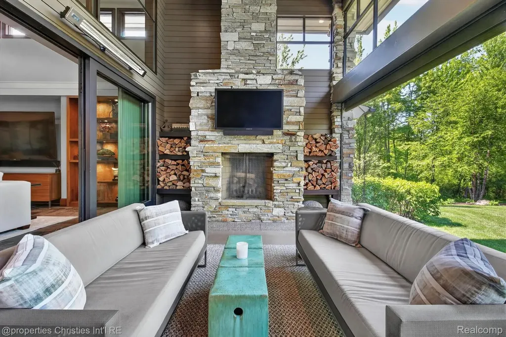 22635 Evergreen Court Novi City MI 48374