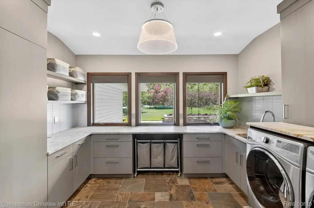 22635 Evergreen Court Novi City MI 48374