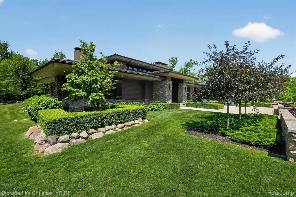 22635 Evergreen Court Novi City MI 48374