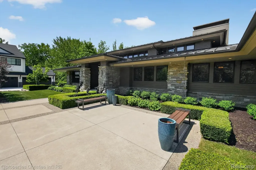 22635 Evergreen Court Novi City MI 48374