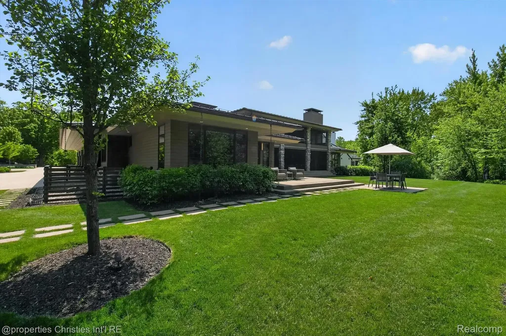 22635 Evergreen Court Novi City MI 48374