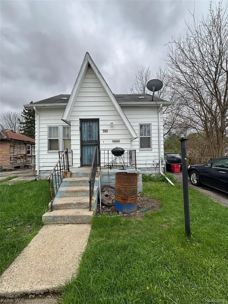 766 E Austin Avenue Flint City MI 48505