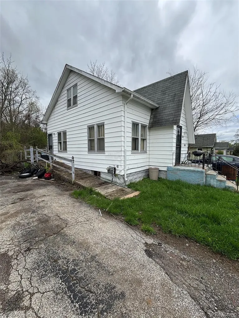 766 E Austin Avenue Flint City MI 48505