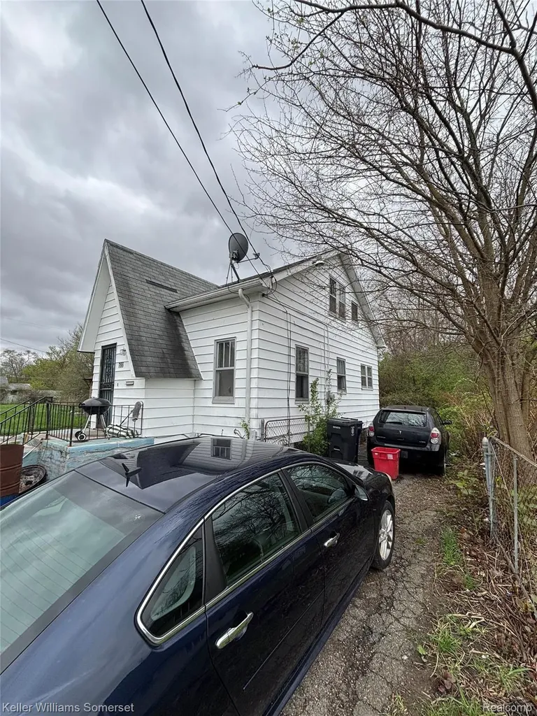 766 E Austin Avenue Flint City MI 48505