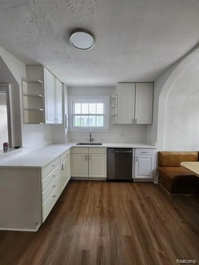 80 E Iroquois Road Pontiac City MI 48341