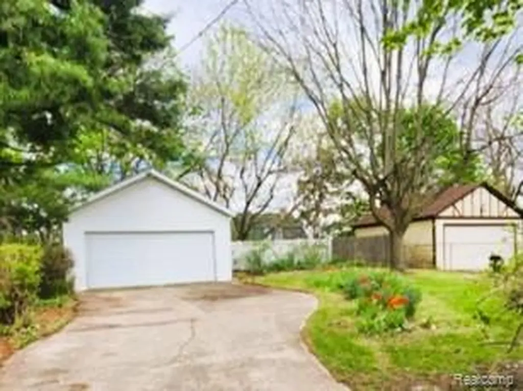 80 E Iroquois Road Pontiac City MI 48341