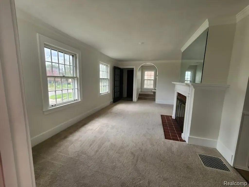 80 E Iroquois Road Pontiac City MI 48341