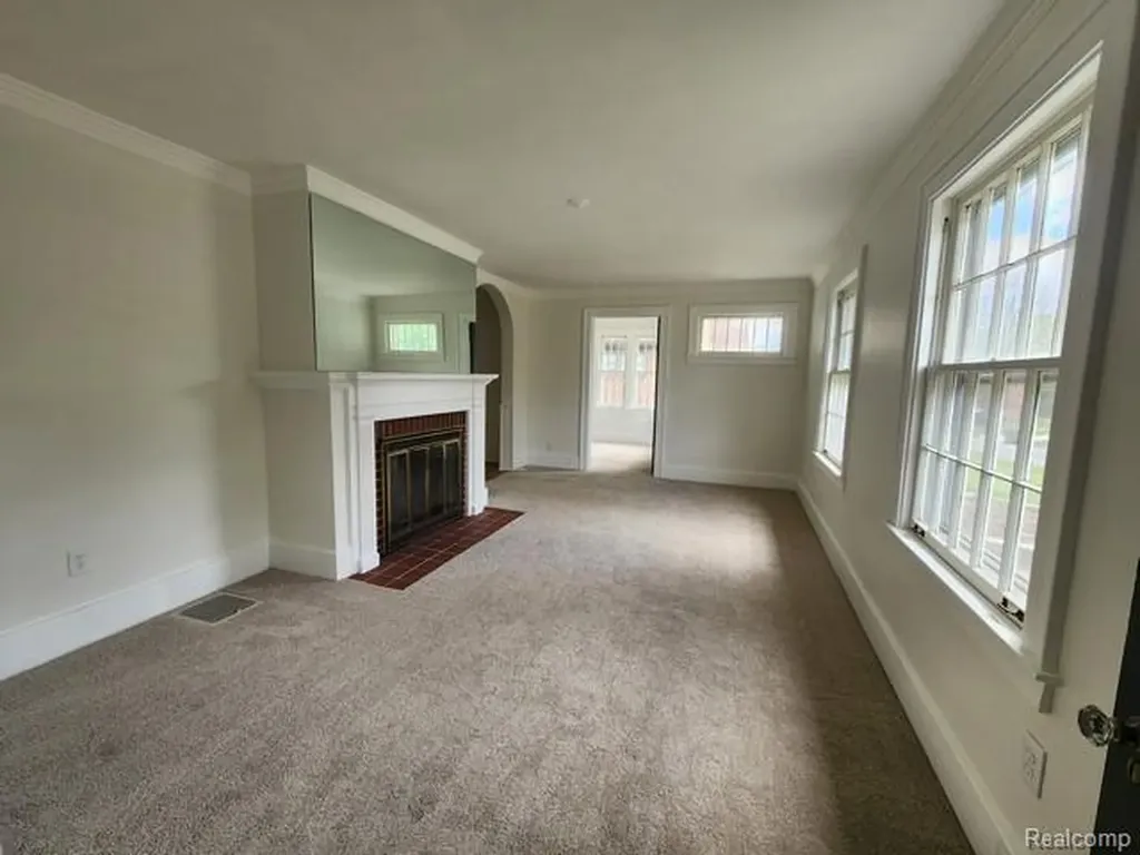 80 E Iroquois Road Pontiac City MI 48341