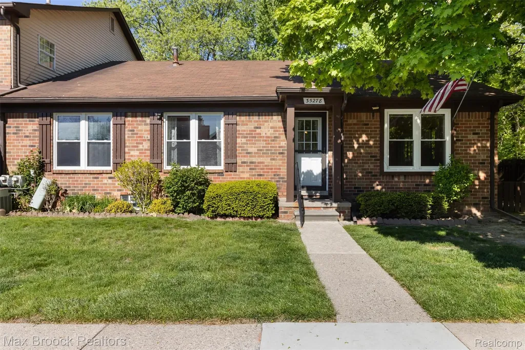 35278 Bristlecone Clinton Charter Township MI 48035
