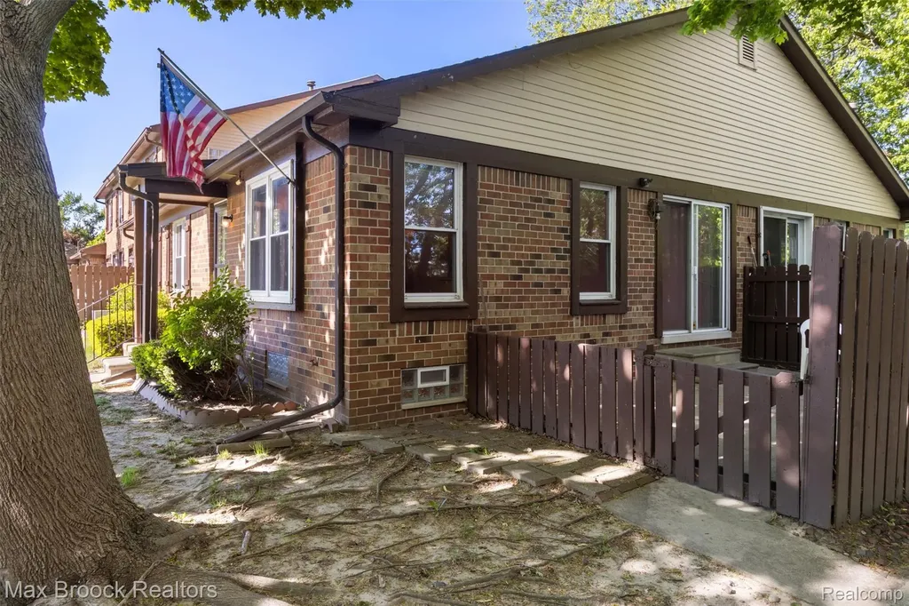 35278 Bristlecone Clinton Charter Township MI 48035