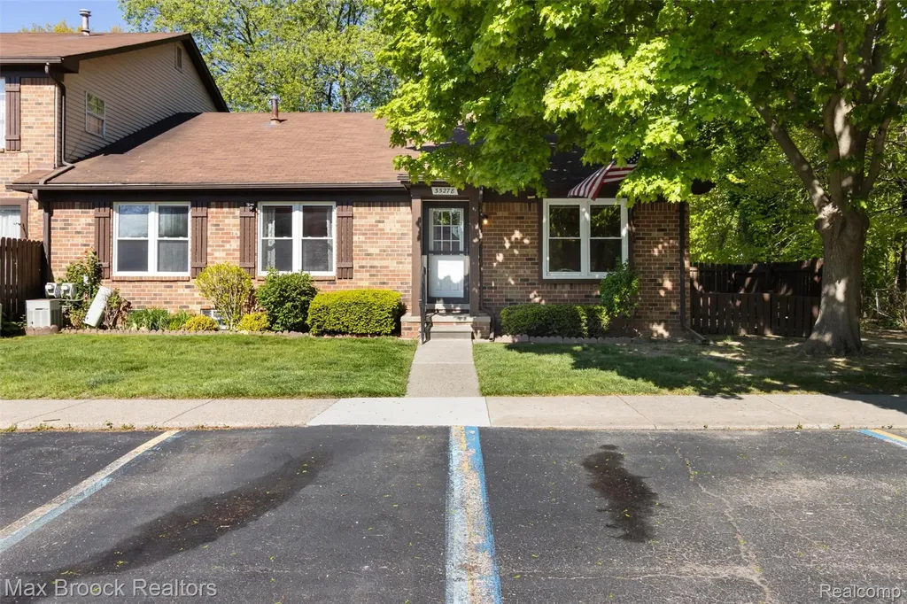 35278 Bristlecone Clinton Charter Township MI 48035