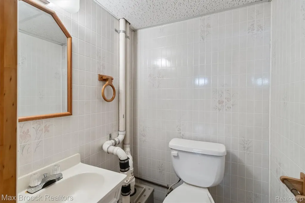 35278 Bristlecone Clinton Charter Township MI 48035