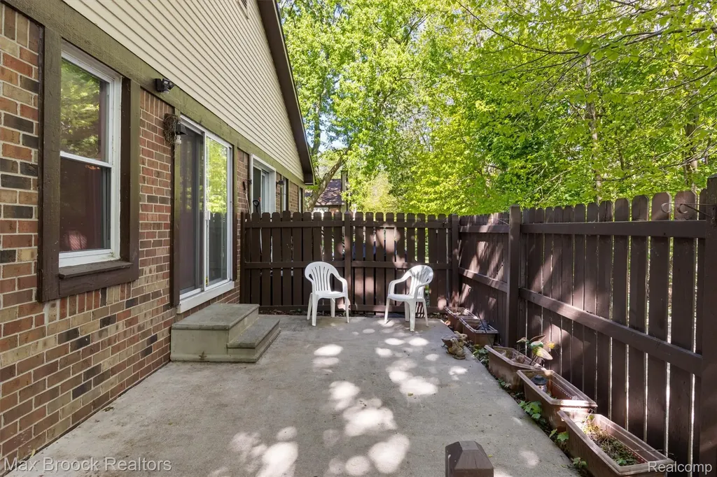 35278 Bristlecone Clinton Charter Township MI 48035