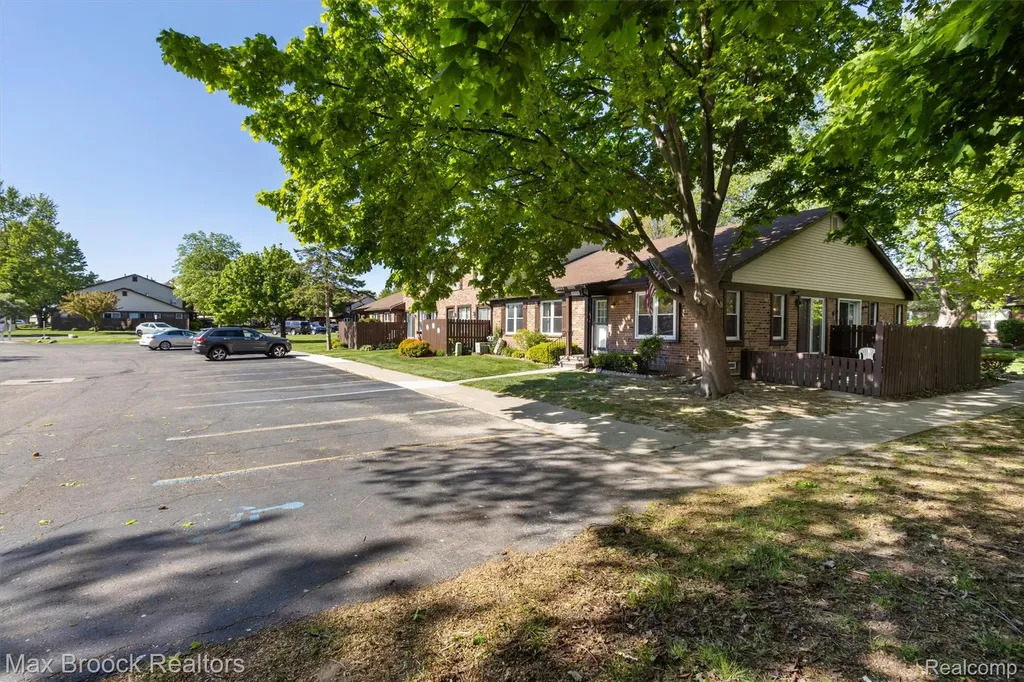 35278 Bristlecone Clinton Charter Township MI 48035