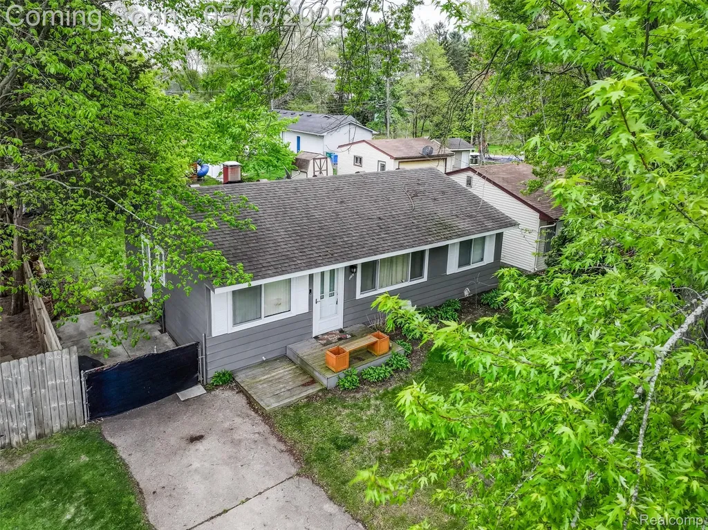 3016 Roselawn Street Commerce Charter Township MI 48390