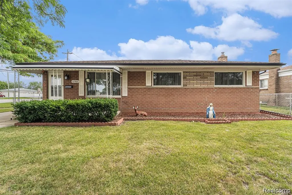 32960 Oakview Drive Warren City MI 48092