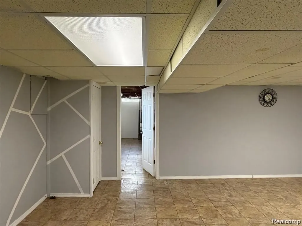 32960 Oakview Drive Warren City MI 48092