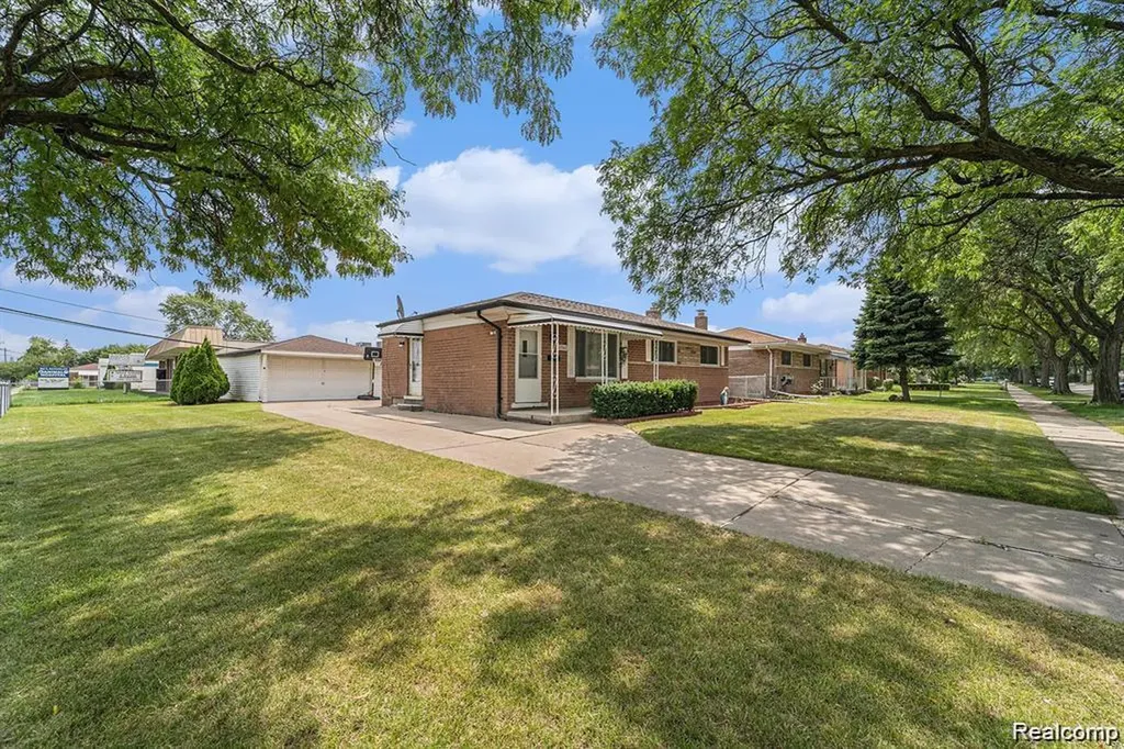 32960 Oakview Drive Warren City MI 48092