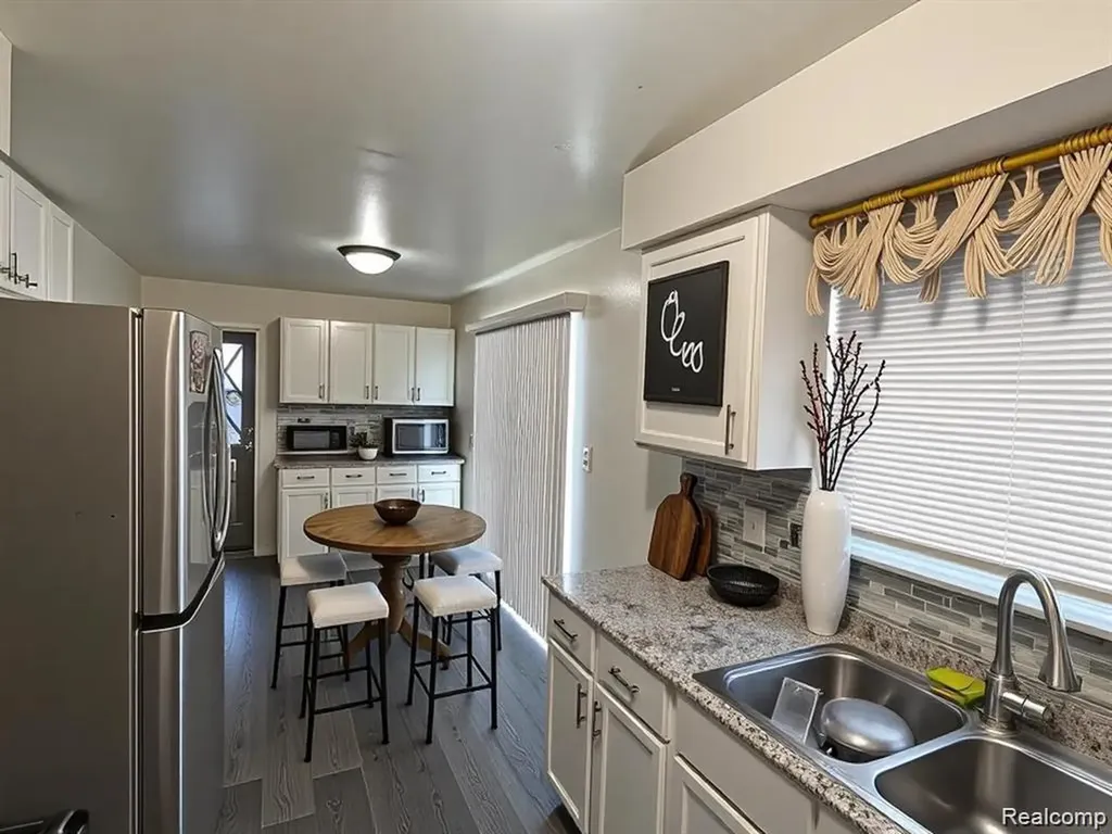 32960 Oakview Drive Warren City MI 48092