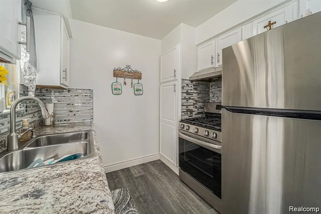 32960 Oakview Drive Warren City MI 48092