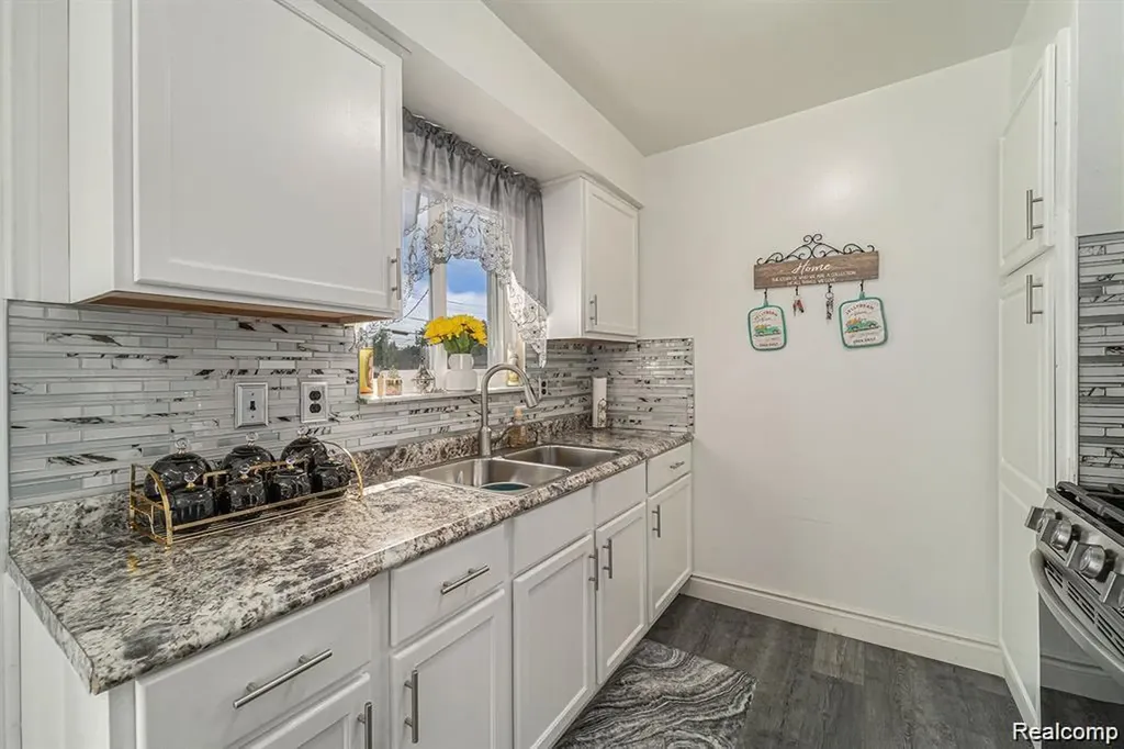 32960 Oakview Drive Warren City MI 48092
