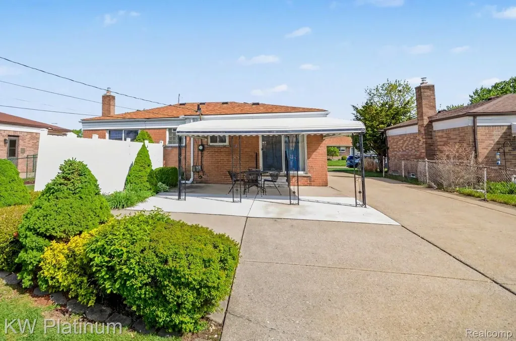 13646 Edwin Court Warren City MI 48088
