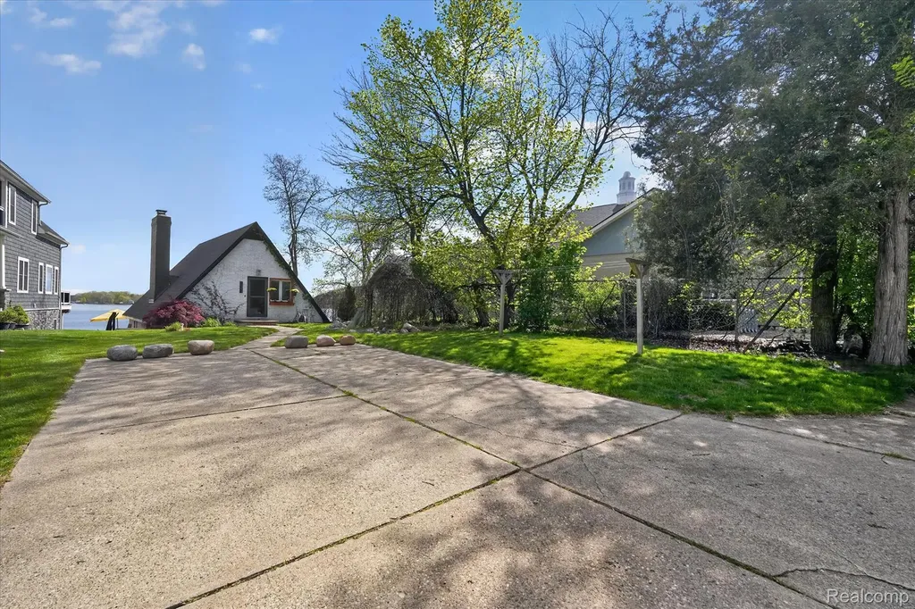 12078 Mantawauka Drive Fenton Charter Township MI 48430
