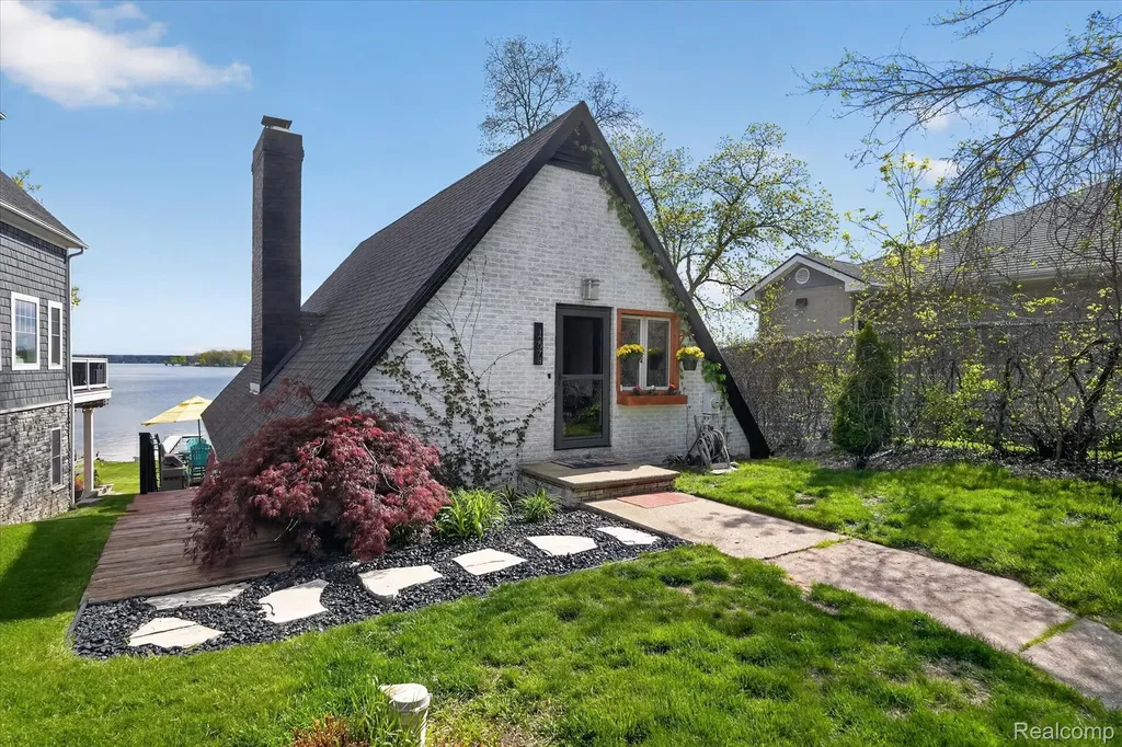 12078 Mantawauka Drive Fenton Charter Township MI 48430