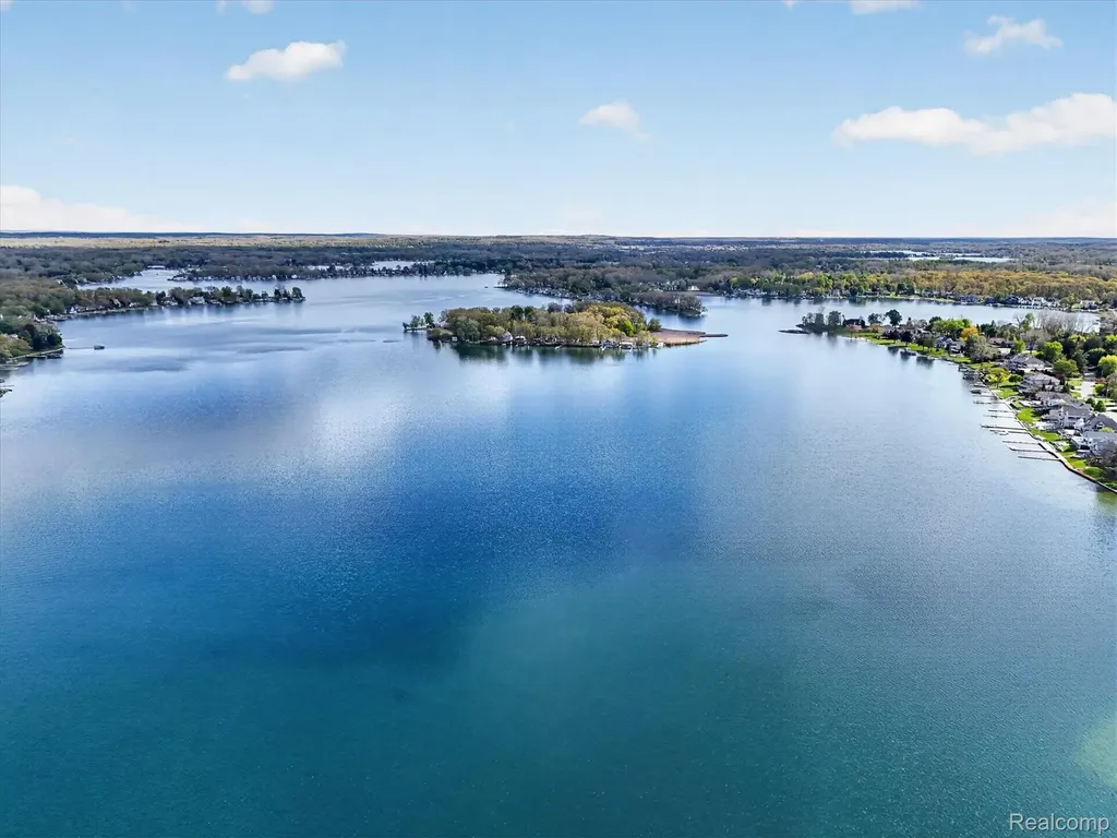 12078 Mantawauka Drive Fenton Charter Township MI 48430