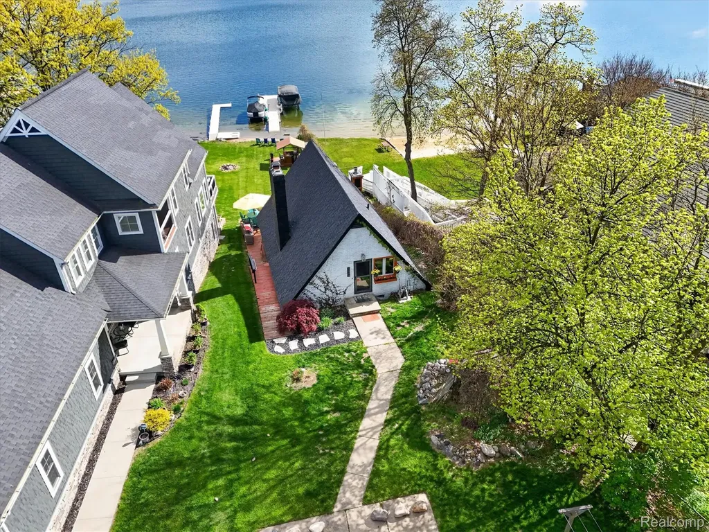 12078 Mantawauka Drive Fenton Charter Township MI 48430