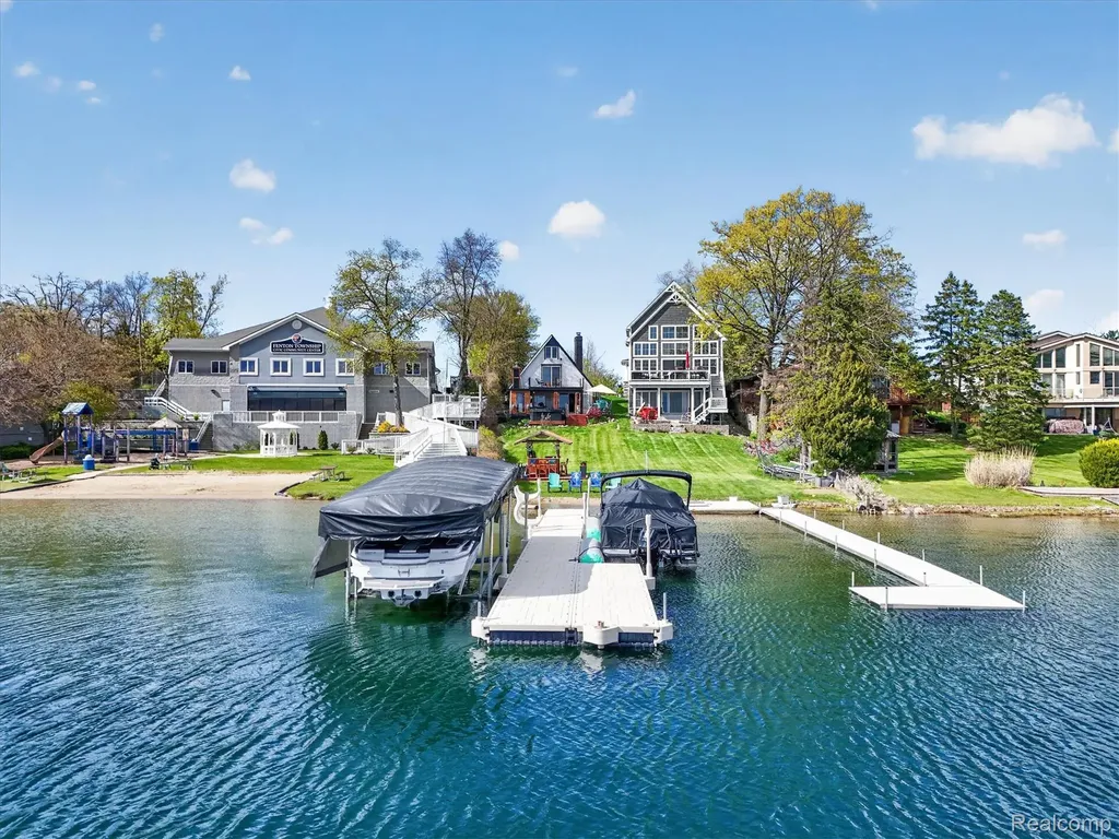 12078 Mantawauka Drive Fenton Charter Township MI 48430