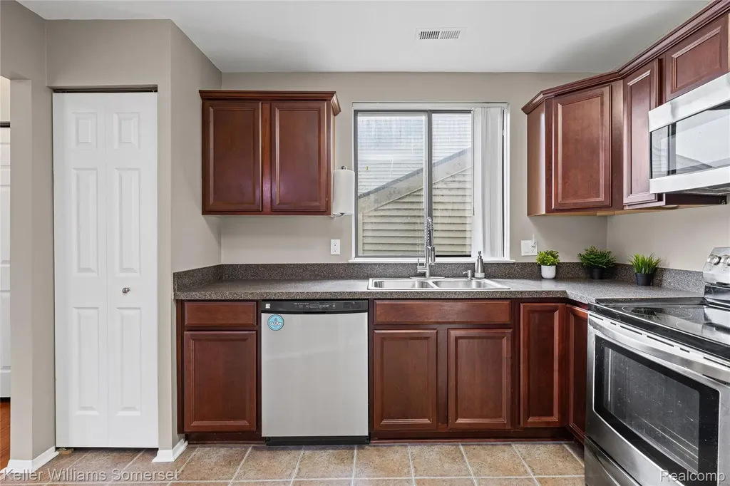 20745 Indian Creek Drive Farmington Hills City MI 48335