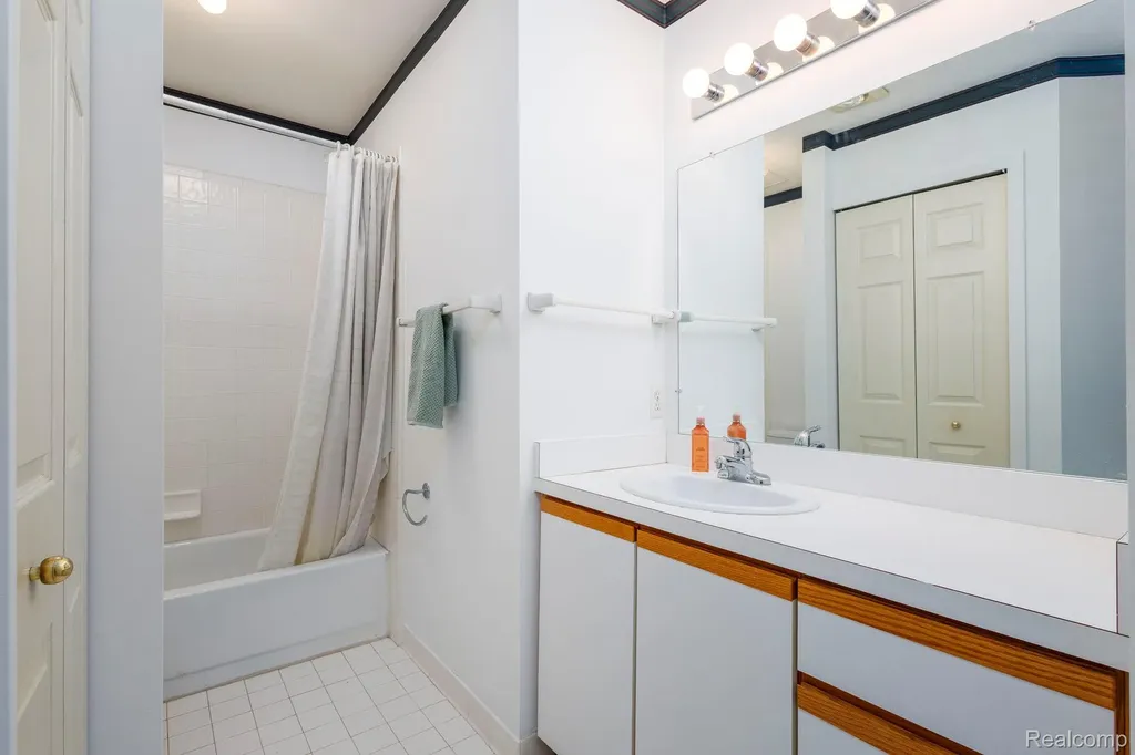 22010 River Ridge Trail Farmington Hills City MI 48335