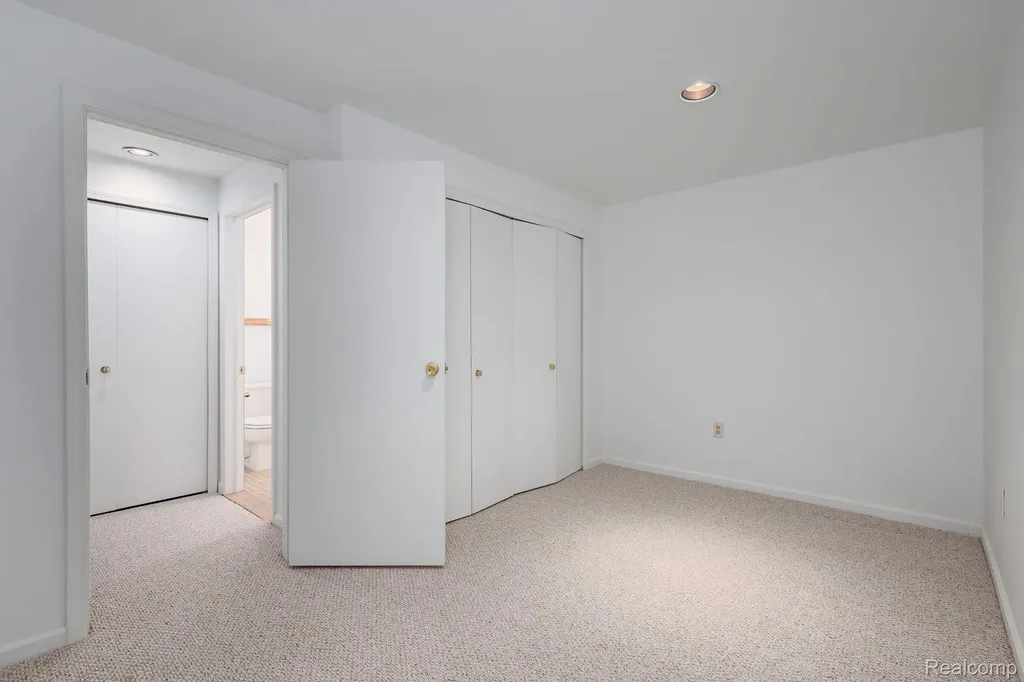 22010 River Ridge Trail Farmington Hills City MI 48335