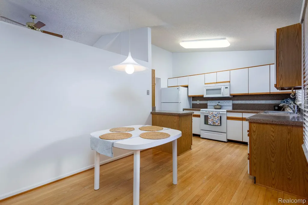 22010 River Ridge Trail Farmington Hills City MI 48335
