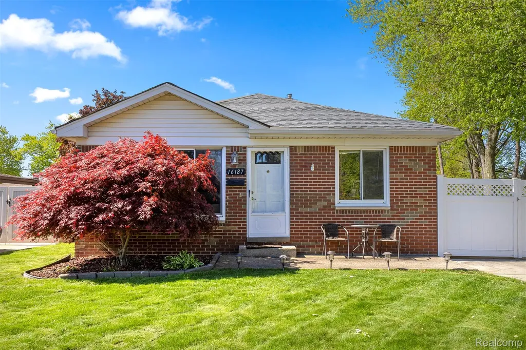 16187 Regina Avenue Allen Park City MI 48101