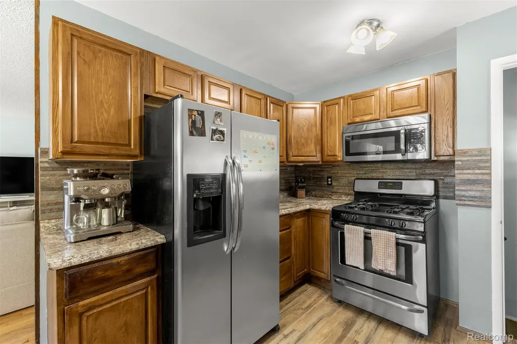 16187 Regina Avenue Allen Park City MI 48101