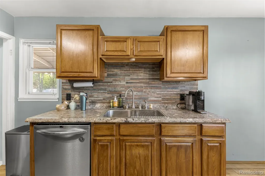 16187 Regina Avenue Allen Park City MI 48101