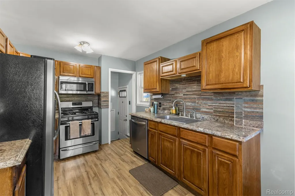 16187 Regina Avenue Allen Park City MI 48101