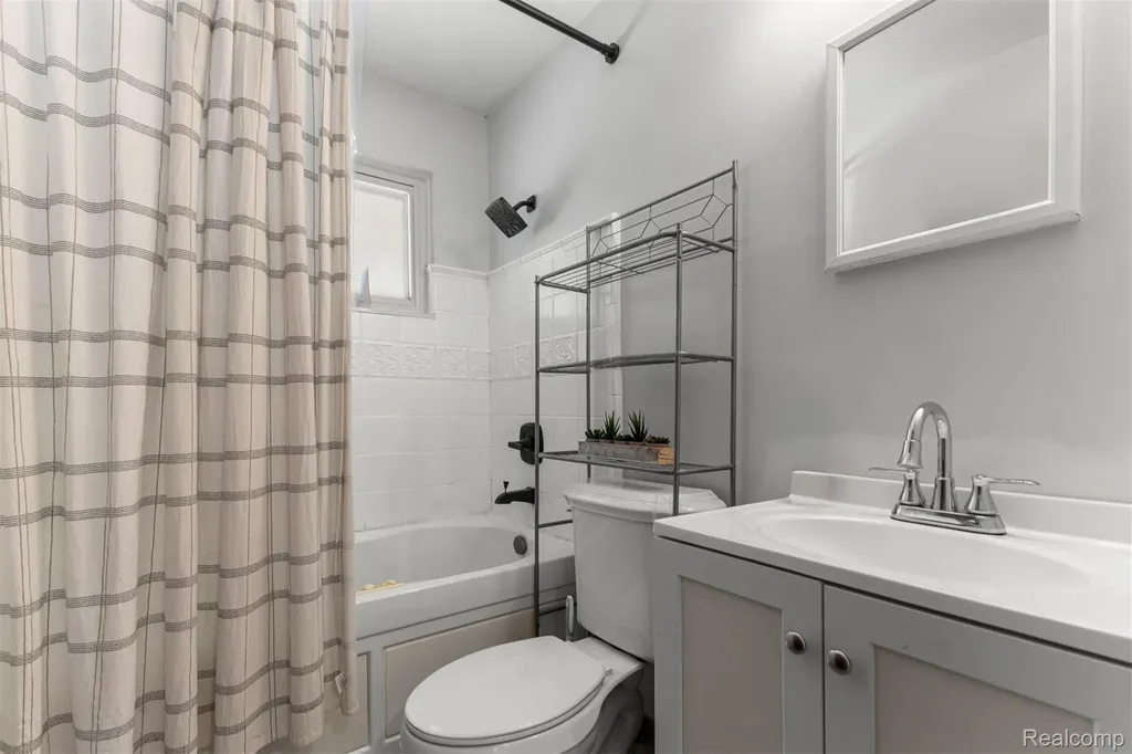 16187 Regina Avenue Allen Park City MI 48101