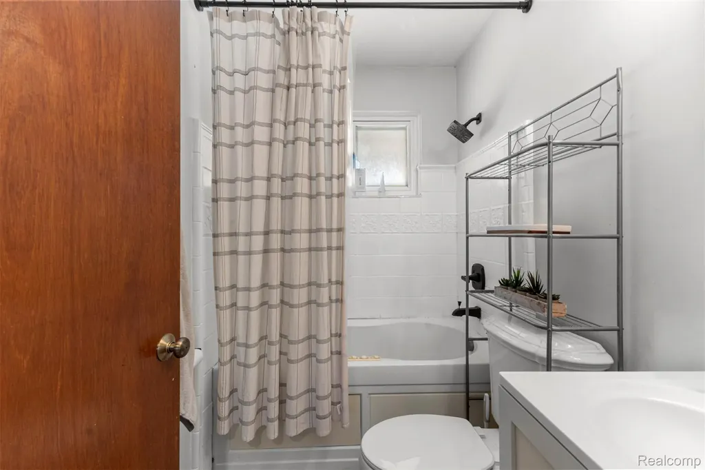 16187 Regina Avenue Allen Park City MI 48101